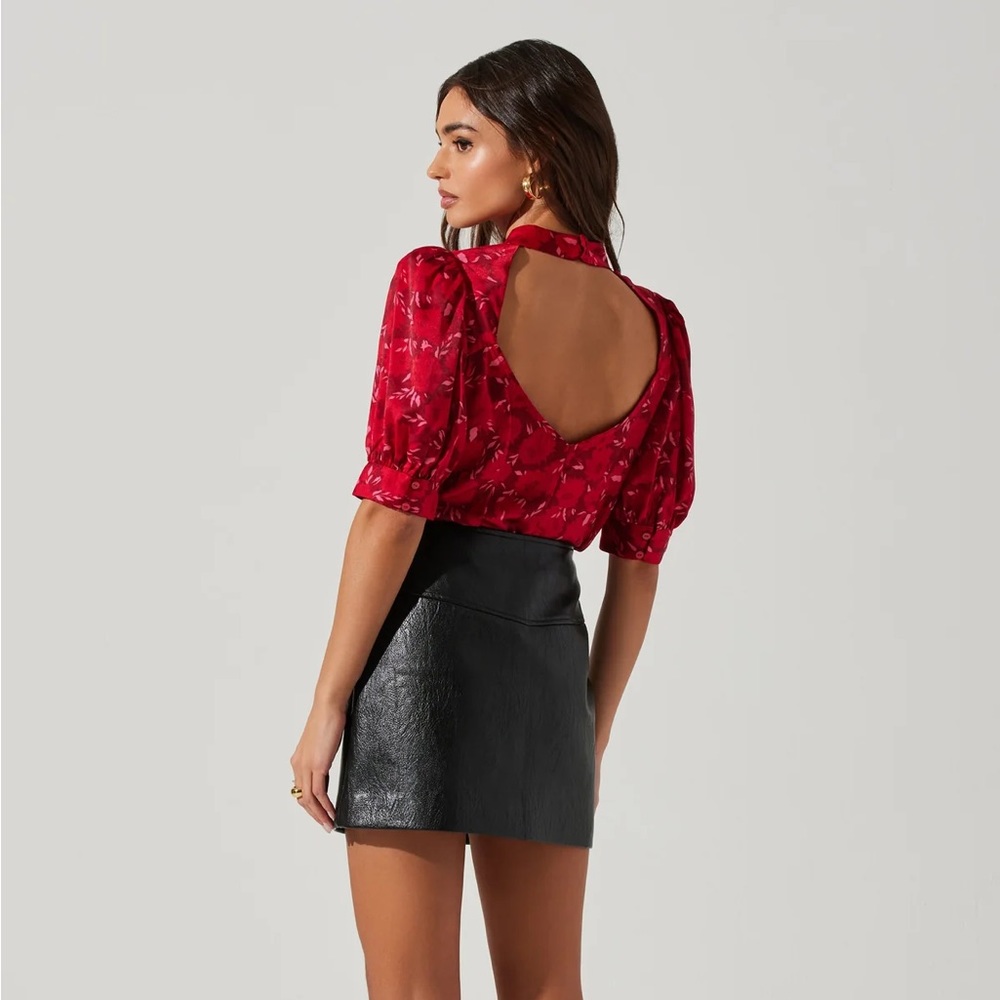 Astr NWOT Red Floral Mock Neck Cowl Drape Puff Sleeve Top M - Picture 3 of 4